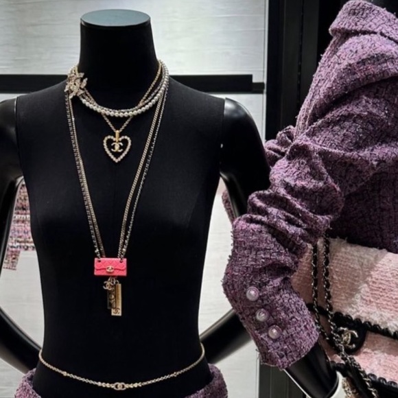 BNIB Chanel CC Logo Crystal Heart Necklace w/ Gold hdw - Authentic - Picture 6 of 6